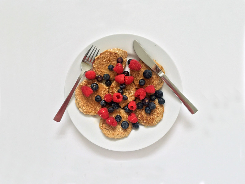 Healthy, nutritional breakfast recipe | Protein cinnamon pancakes with berries