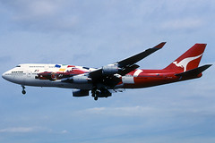 Qantas (F1) B747-438 VH-OJC BCN 01/09/2001