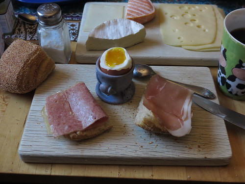 Heidefrühstück und Schinkenspeck auf dänischem Brötchen zum Frühstücksei