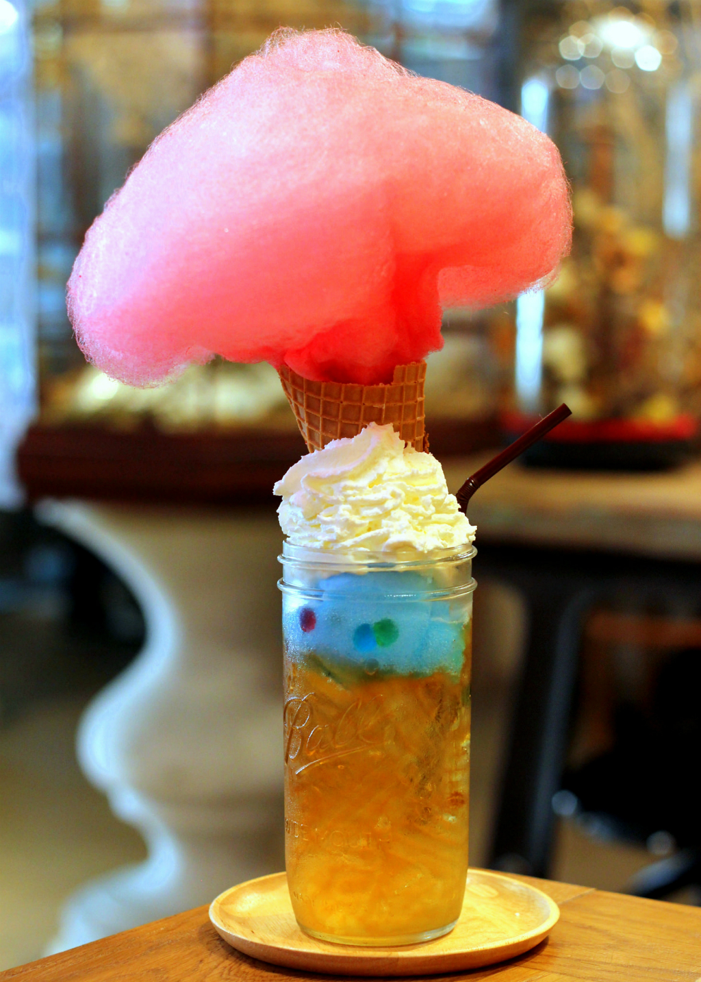 曼谷甜点:一旦社会酒吧和咖啡馆的Einstein-looking爆炸饮料