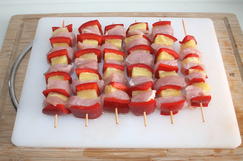 17 - Paprika, Pute & Ananas auf Spieße stecken / Put bell pepper, turkey & pinapple on sticks
