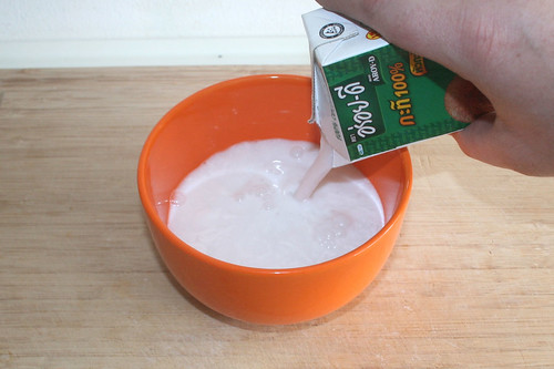 27 - Kokosmilch in Schüssel geben / Put coconut milk in bowl