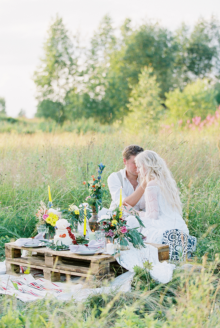 Bohemain wedding table setting - Bohemian wedding inspiration shoot in the countryside with a dose of vibrancy | photo by Igor Kovchegin | Fab Mood - UK wedding blog #bohemian