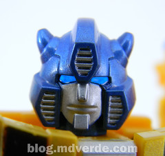 Transformers Bumblebee Goldbug Deluxe - Generations Takara - modo robot