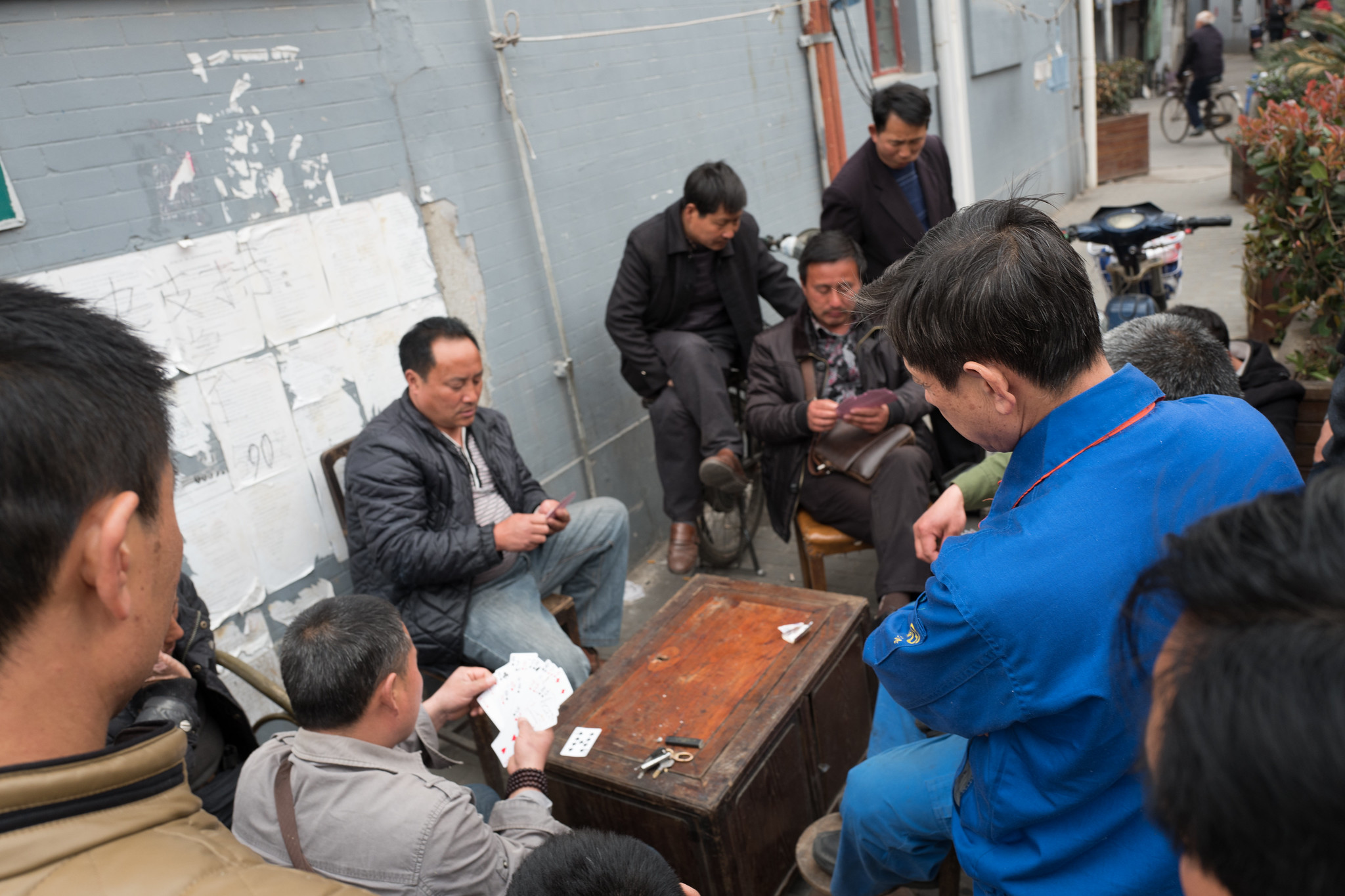 一群上海小弄堂裡的居民在打牌