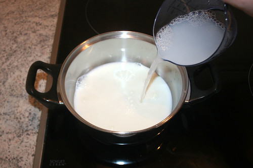 11 - Milch mit Wasser zum kochen bringen / Bring milk with water to a boil