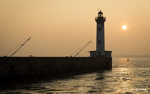 ocean light sunset sea lighthouse port sunrise canon eos rebel soleil harbour sigma 28 loire loirevalley phare 44 t3i bzh saintnazaire atlantique levé loireatlantique 600d 1750mm