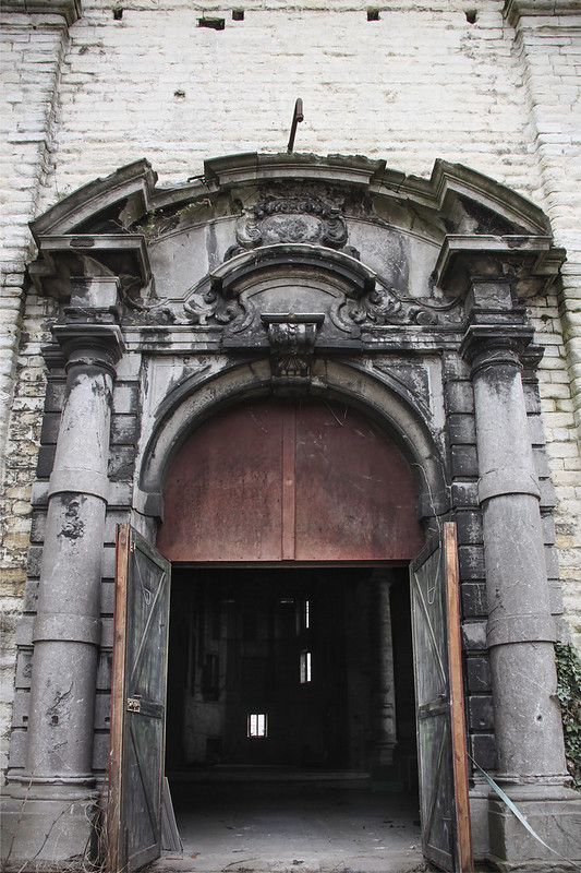Mechelen, renovation for ruined church into town library building.