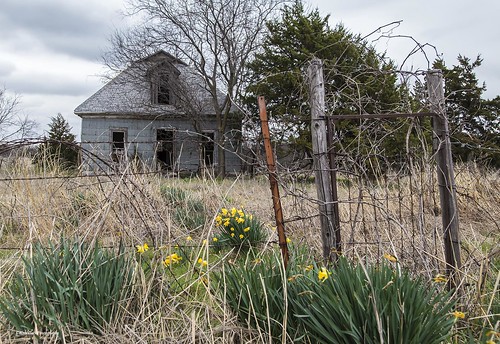 flowers house abandoned oklahoma grass weather yellow architecture clouds rural fence landscape ef24105mmf4lisusm canon6d