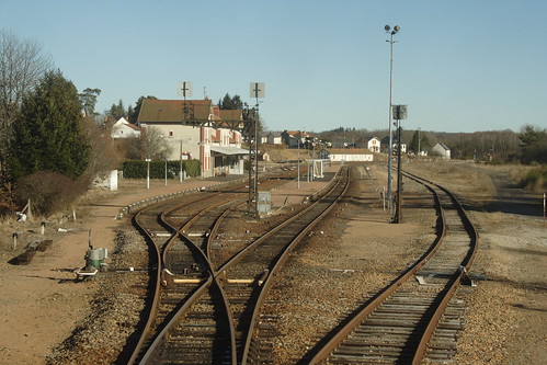 france building station track trains disused railways sncf lostlines eygurandemerlines lignedebourgesàmiécaze sncfusselmontluçonville