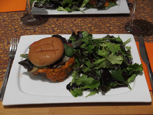 Mediterraner Burger mit Salat