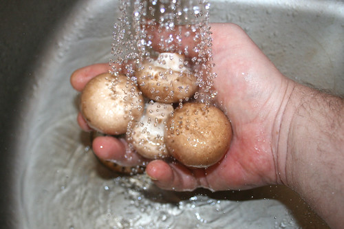 12 - Champignons reinigen / Clean mushrooms