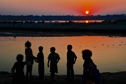 travel light sunset people india color silhouette river children asia ganga ganges gange kumbhmela