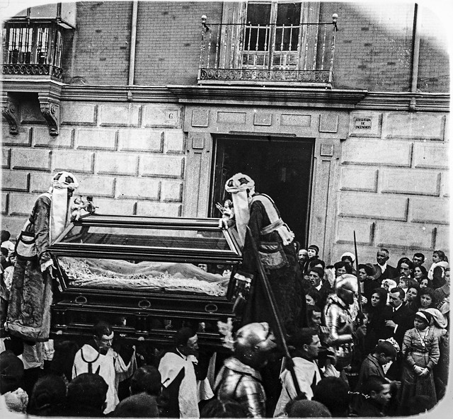 Santo Sepulcro en una Procesión de Semana Santa hacia 1910, Plaza de San Vicente. Fotografía de Francisco Rodríguez Avial © Herederos de Francisco Rodríguez Avial