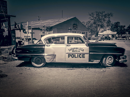 street arizona blackandwhite usa west car america route66 nikon police coolpix oldtown insegna seligman allaperto p520