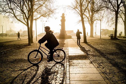 shadow mist bike fog sunrise se spring sweden stockholm outdoor streetphotography biking sverige vår urbanlife dimma nybroplan stockholmslän canoneosm3 canonefm222stm