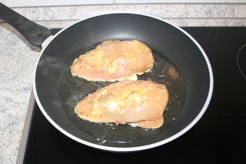 26 - Hähnchenbrust in Pfanne geben / Put chicken breast in pan