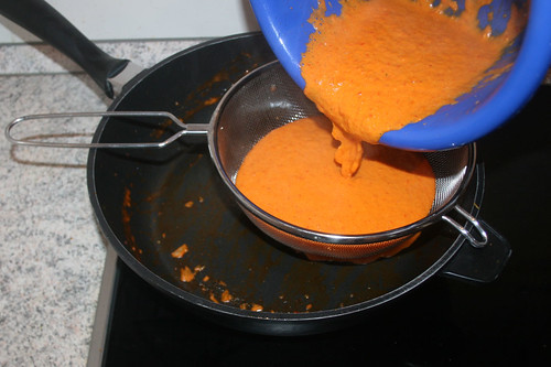 50 - Sauce durch Sieb zurück in Pfanne geben / Put sauce though sieve back in pan