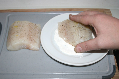 45 - Hautseite des Zander mehlieren / Flour skin side of zander