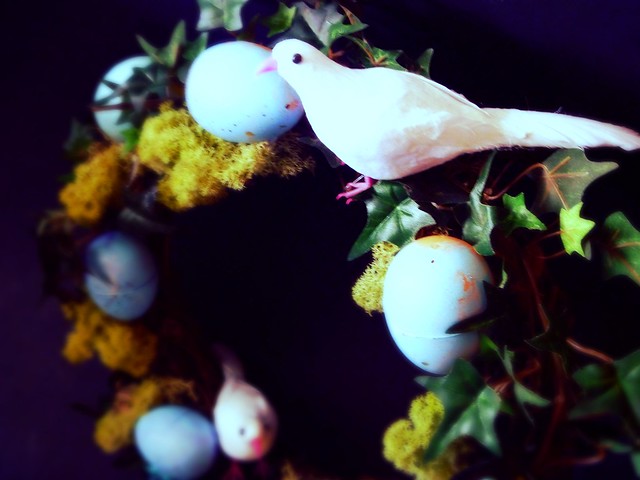Make this simple Robins Easter Egg Wreath with this simple step by strep how to on gift style and idea blog Gave That