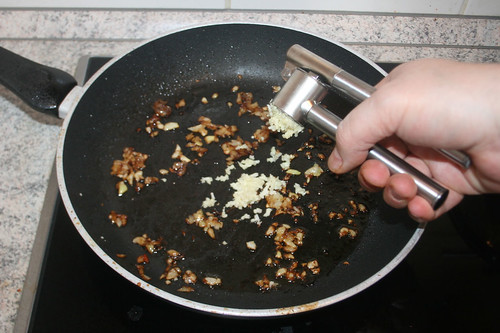 25 - Knoblauch dazu pressen / Squeeze garlic