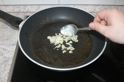 24 - Zwiebeln in Pfanne geben / Put onion in pan