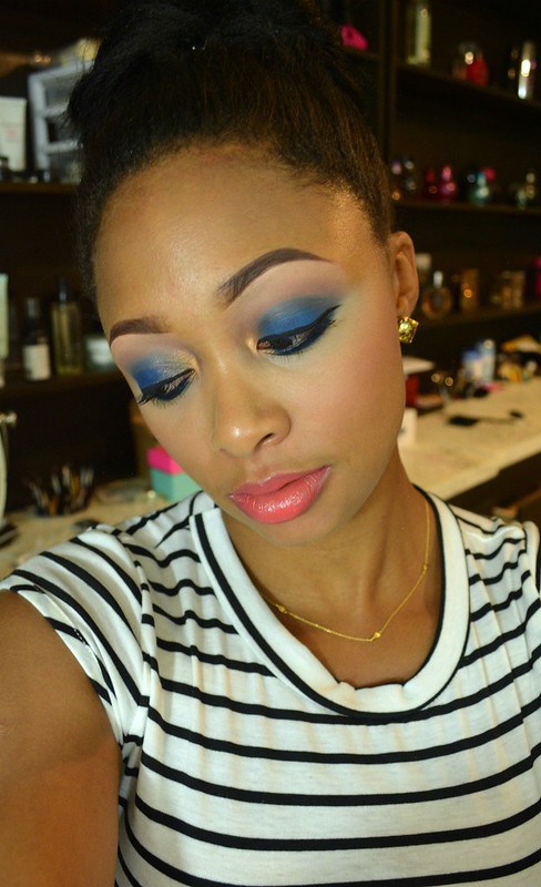 how to wear blue and gold eye shadow