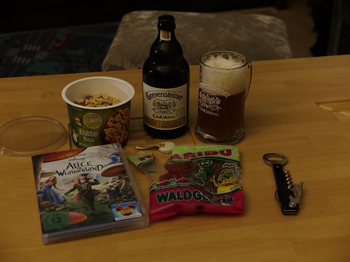 Waldgeister (von Haribo), Knabbernüsse (von Clarkys) und Grevensteiner Bier zum Film "Alice im Wunderland"
