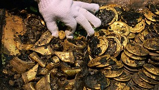 Gold items found in CHinese tomb