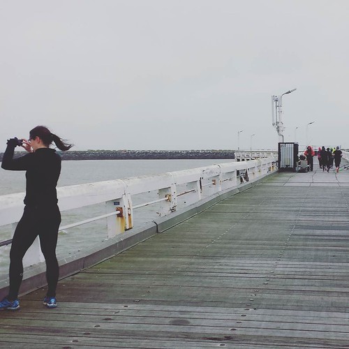 Second activity at Oostende, the Run Blogger Run. At the left there is @lies_oon taking pictures (of course) and at the right you see the runners fighting g against the wind. Thanks @heidi_vdb for the organisation. #visitoostende #runbloggersrun #runblogg
