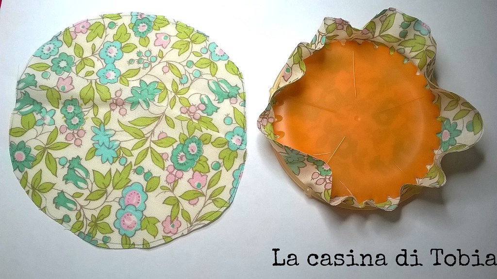 coniglietti pasquali in feltro decorati con yo yos di stoffa handmade by La Casina di Tobia