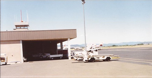 oregon airplane airport aircraft terminal airline medford mfr unitedexpress medfordjacksoncountyairport