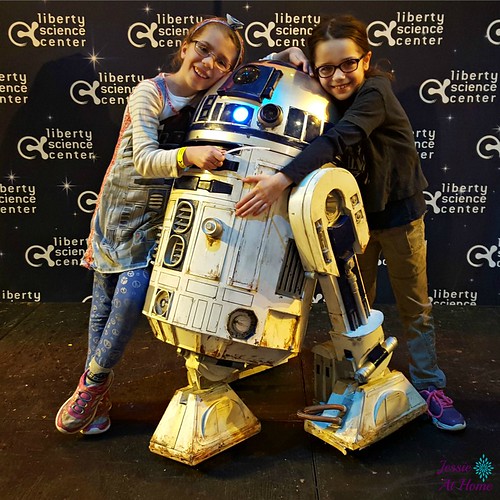Girls-and-R2D2-LSC-Star-Wars-Day-2016