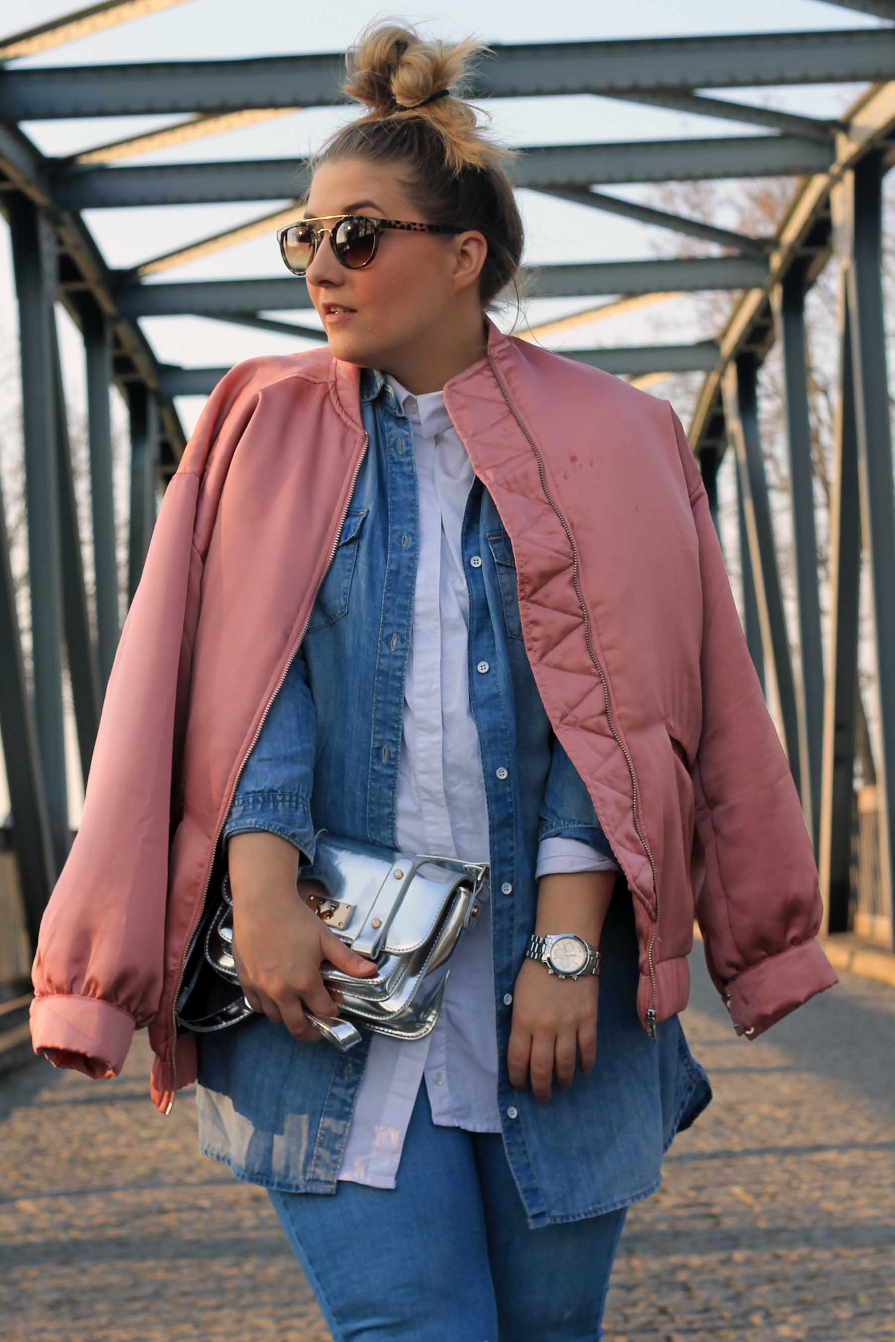 modeblog-fashionblog-outfit-jeans-tasche-silber-bomberjacke