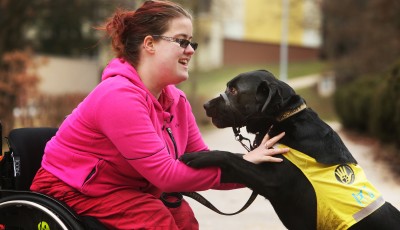Psi umí pomáhat i vozíčkářům. Bára se díky fence Else osamostatnila