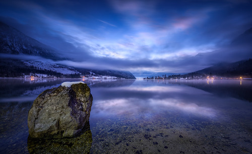 blue winter light sunset white mountain lake snow alps cold reflection nature night landscape austria österreich outdoor hiking dramatic bluehour alpen ultrawide grundlesee