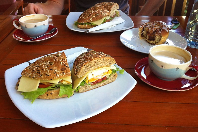 Luxusfrühstück: Käse-Ei-Sandwich. Dazu eine schwedische Zimtschnecke und Kaffee