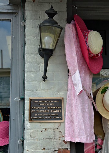 pink usa building lamp hat plaque nikon dress glendale kentucky doorway paintedbrick d7100 nationalhistoricalplace