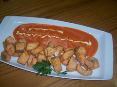 Tacos de salmón con salsa de piquillo