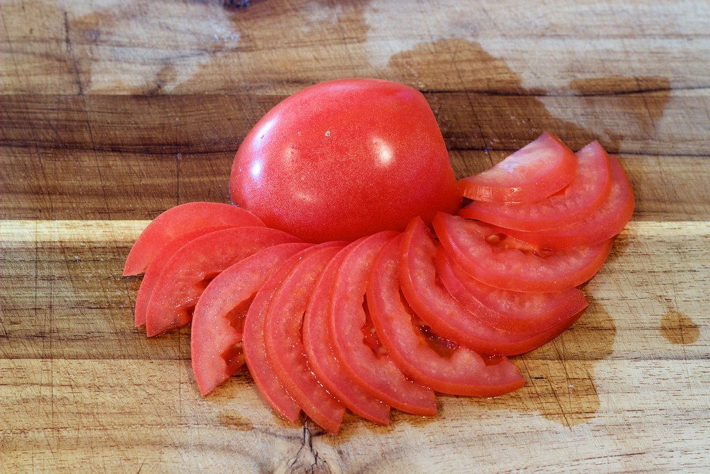 Picture of a sliced Roma tomato