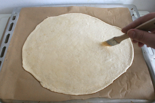 25 - Teig mit Olivenöl bestreichen / Spread olive oil on dough