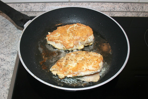 27 - Hähnchenbrust beidseitig anbraten / Fry chicken breast on both sides