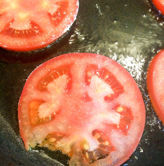 トマトを入れて一気に焼きます