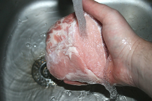 18 - Schweinelachsbraten waschen / Wash pork loin