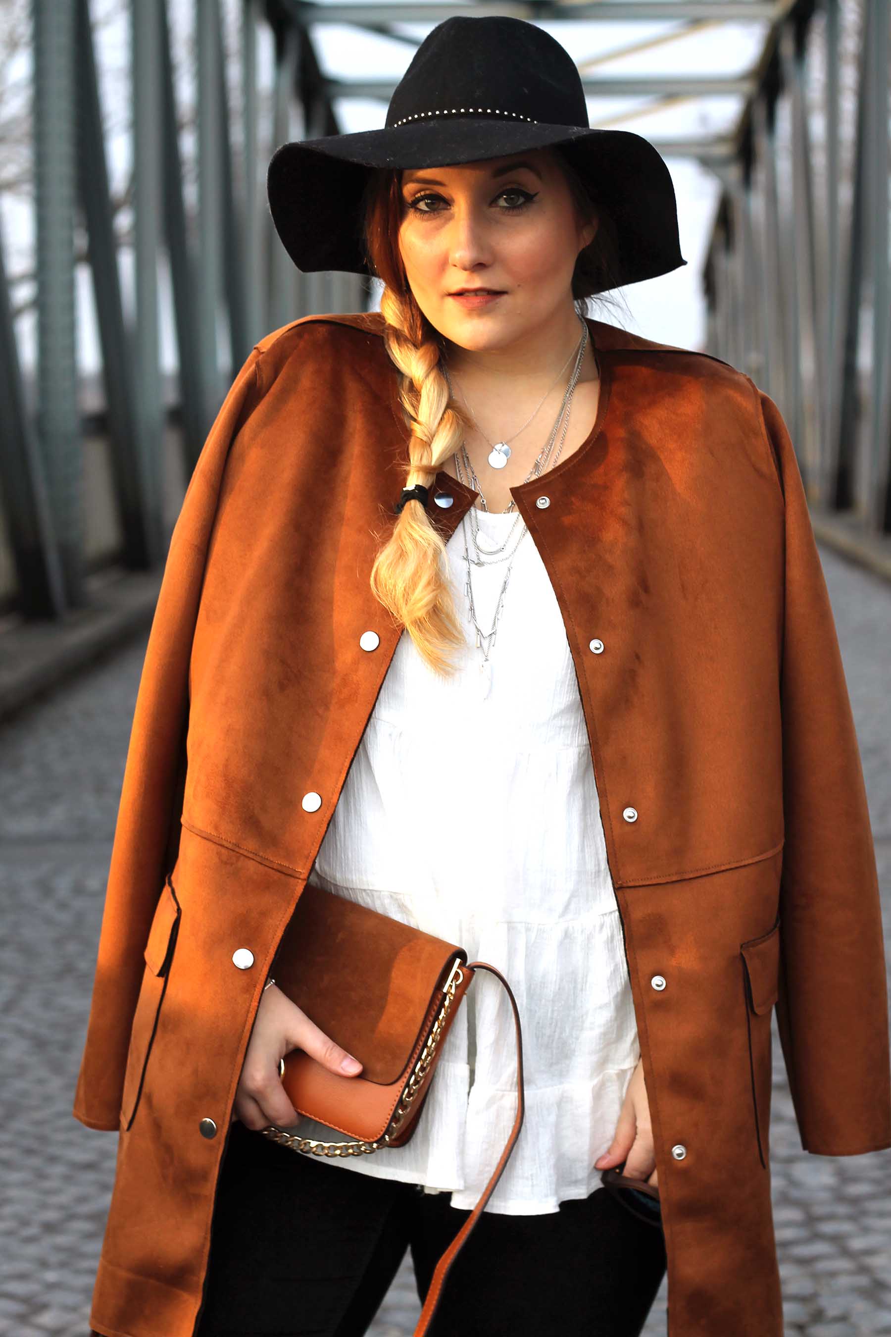 outfit-look-style-mantel-modeblog-braun-wildleder-hut-rüschenbluse