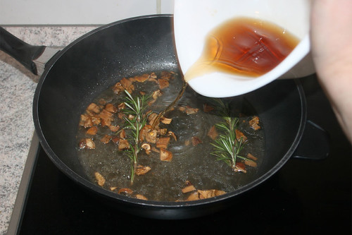 38 - Pilz-Einweichwasser dazu geben / Add some water from soaking mushrooms