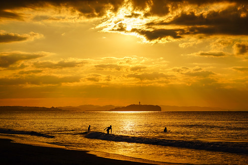beach japan gold morninglight waves sony surfers enoshima kanagawa enoshimabeach goldenmorning sal70300g ilce7m2