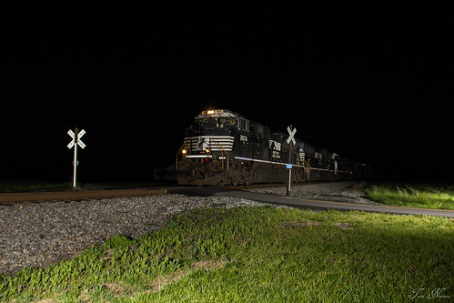 railroad atlanta night rural train georgia crossing ns district north norfolk southern division freight manifest emd sd70m2