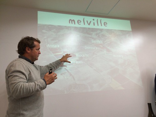 メルヴィルの畑の説明をするチャド・メルヴィル