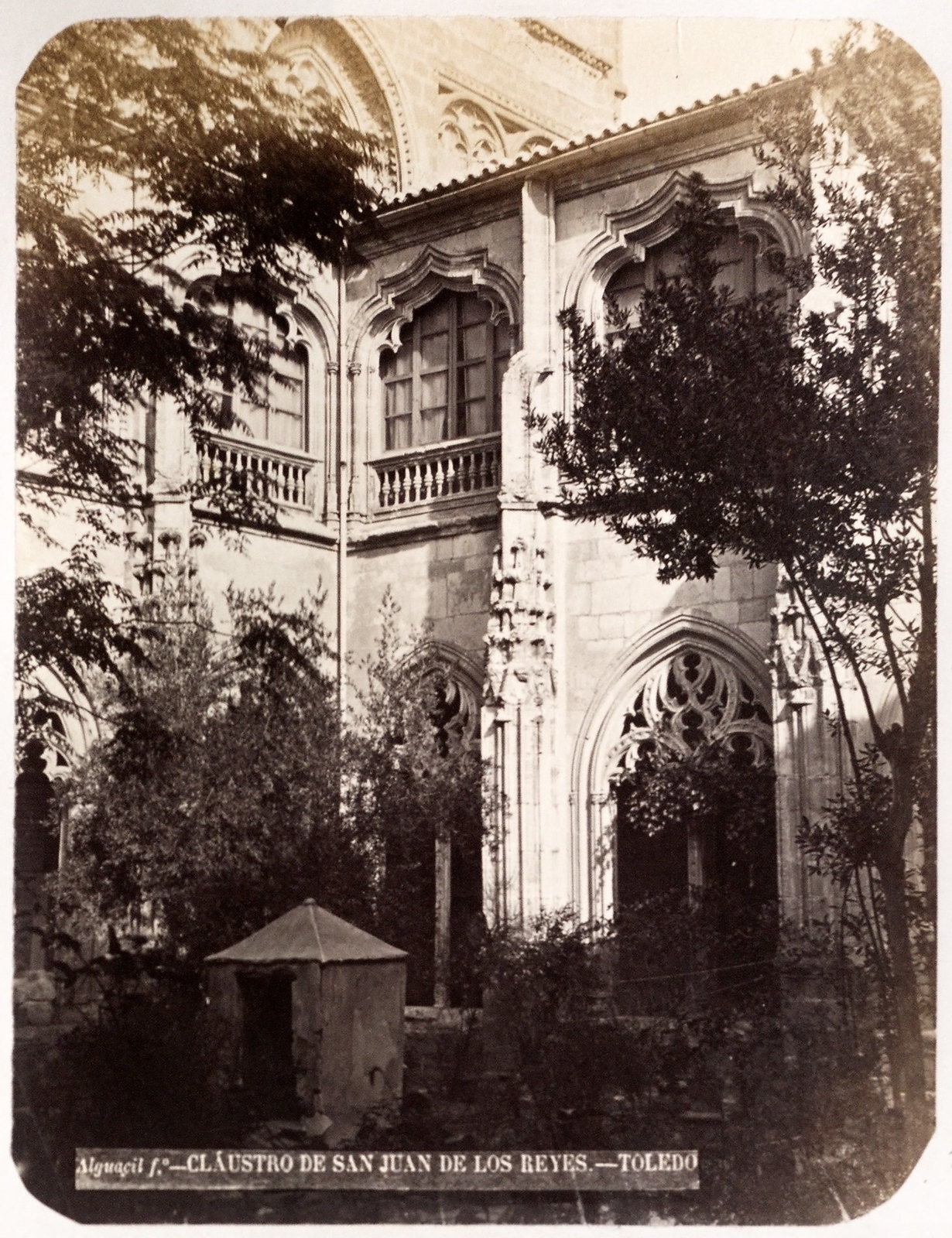 Claustro de San Juan de los Reyes en Toledo hacia 1879. Álbum de la National Gallery con fotos de Casiano Alguacil.